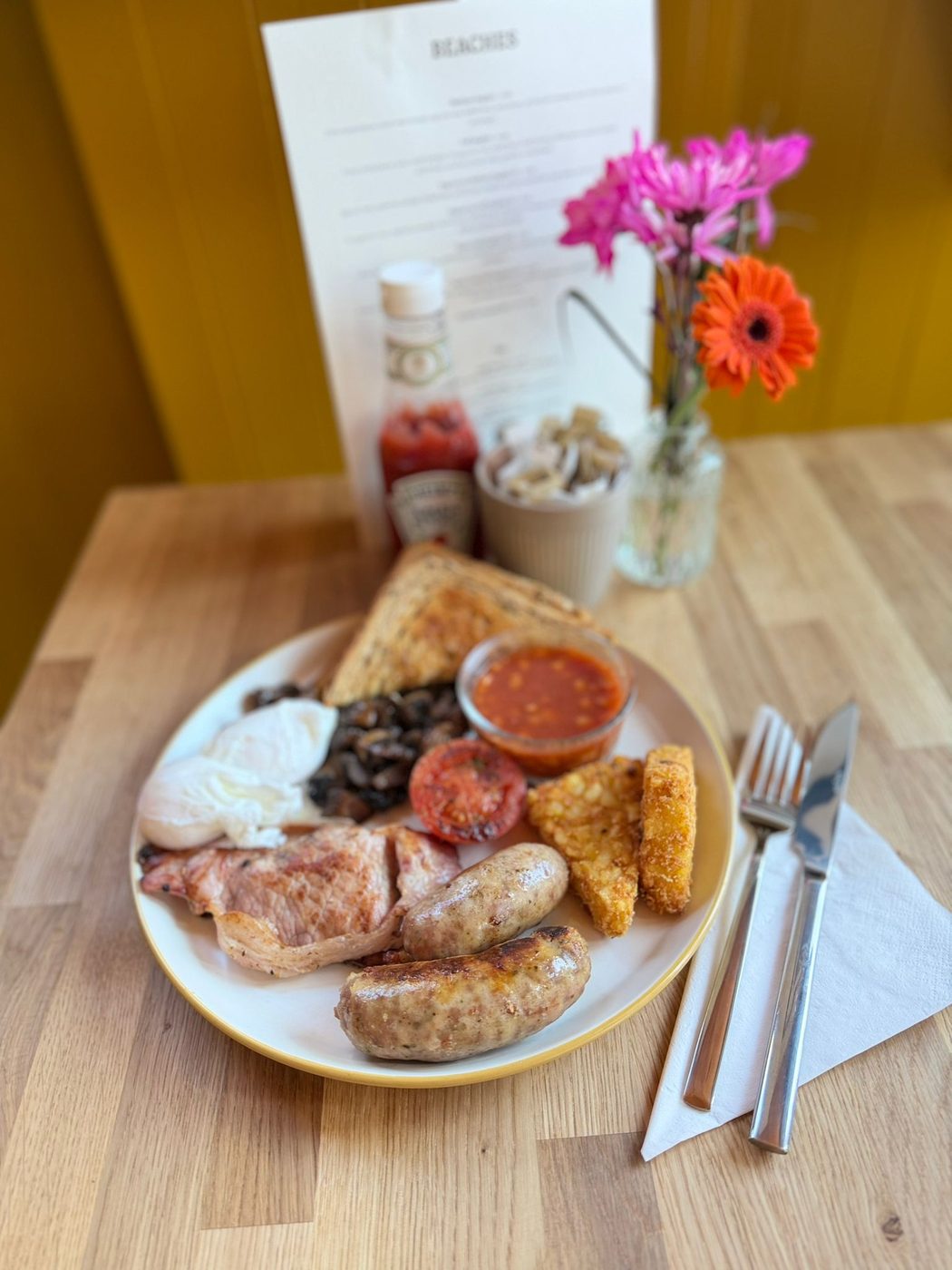 Classic Full English breakfast plate at Beaches Café